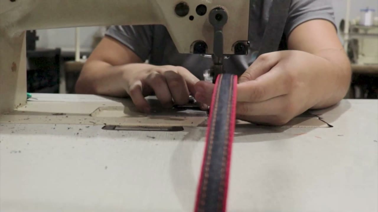 Guia sendo costurada na máquina industrial