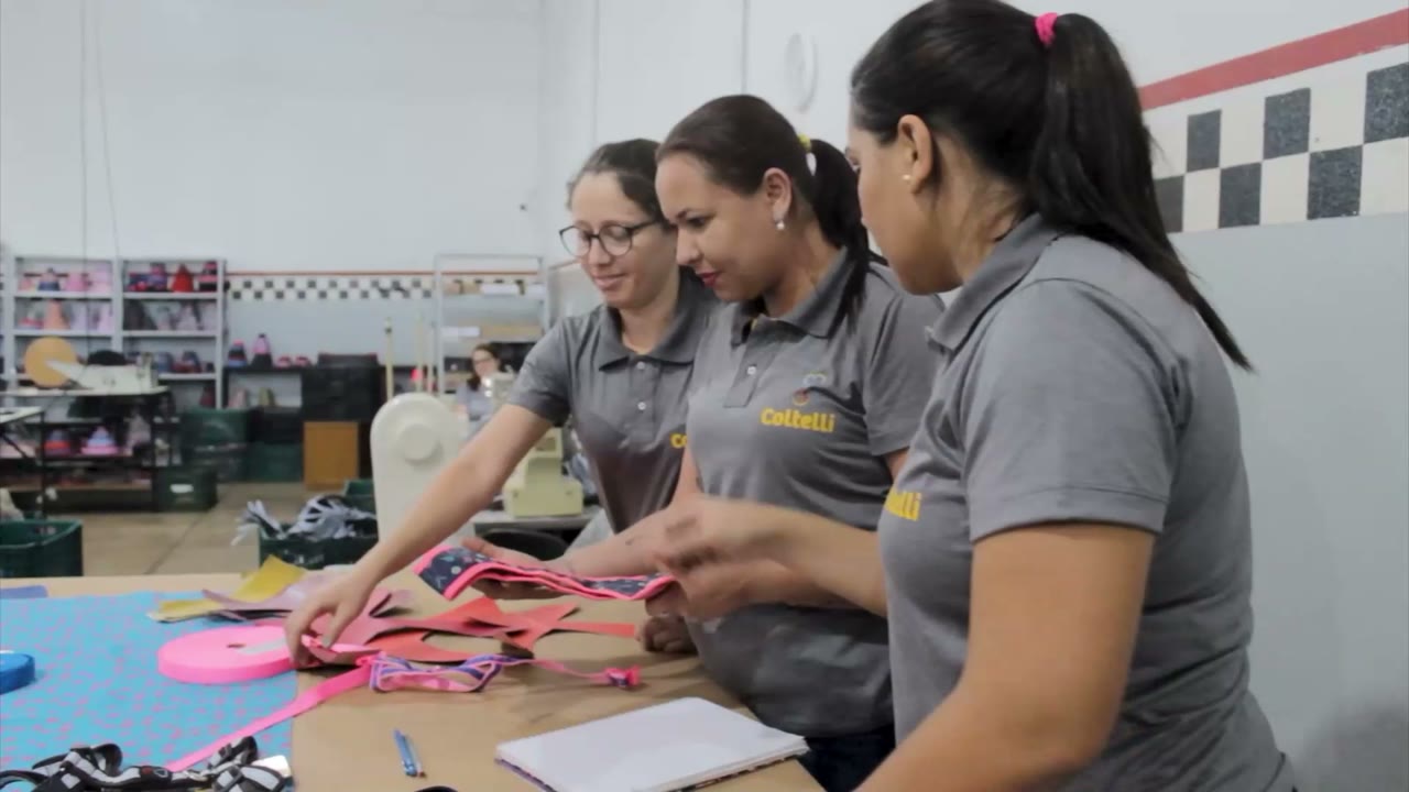 Equipe da Coltelli conferindo peitorais na bancada da fábrica