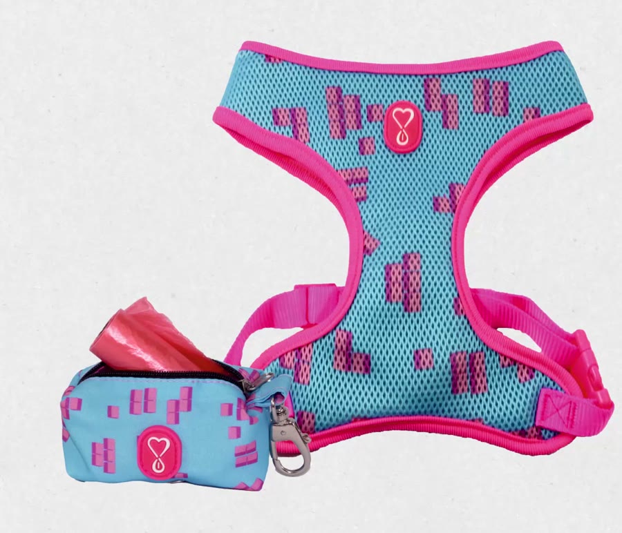 Peitoral acolchoado azul e rosa com porta-saquinho